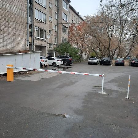 Дизайнерская квартира в ста метрах от городского парка Петропавловск Экстерьер фото